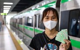 Thanh niên Hà Nội thích thú check in trong ngày đầu đường sắt Cát Linh - Hà Đông bán vé