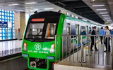 Thanh niên Hà Nội thích thú check in trong ngày đầu đường sắt Cát Linh - Hà Đông bán vé