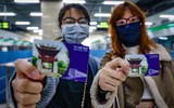 Thanh niên Hà Nội thích thú check in trong ngày đầu đường sắt Cát Linh - Hà Đông bán vé