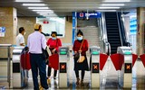 Thanh niên Hà Nội thích thú check in trong ngày đầu đường sắt Cát Linh - Hà Đông bán vé