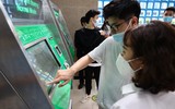 Thanh niên Hà Nội thích thú check in trong ngày đầu đường sắt Cát Linh - Hà Đông bán vé