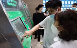 Thanh niên Hà Nội thích thú check in trong ngày đầu đường sắt Cát Linh - Hà Đông bán vé