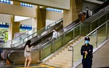 Thanh niên Hà Nội thích thú check in trong ngày đầu đường sắt Cát Linh - Hà Đông bán vé
