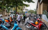 Thanh niên Hà Nội thích thú check in trong ngày đầu đường sắt Cát Linh - Hà Đông bán vé