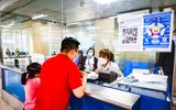 Thanh niên Hà Nội thích thú check in trong ngày đầu đường sắt Cát Linh - Hà Đông bán vé