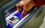 Thanh niên Hà Nội thích thú check in trong ngày đầu đường sắt Cát Linh - Hà Đông bán vé