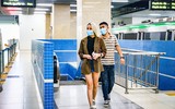 Thanh niên Hà Nội thích thú check in trong ngày đầu đường sắt Cát Linh - Hà Đông bán vé