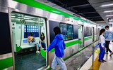 Thanh niên Hà Nội thích thú check in trong ngày đầu đường sắt Cát Linh - Hà Đông bán vé