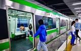 Thanh niên Hà Nội thích thú check in trong ngày đầu đường sắt Cát Linh - Hà Đông bán vé