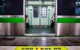 Thanh niên Hà Nội thích thú check in trong ngày đầu đường sắt Cát Linh - Hà Đông bán vé