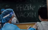 Xem học sinh lớp 12 Hà Nội phấn khởi khi được tiêm vaccine Pfizer phòng Covid-19 