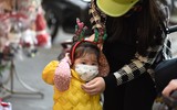 Số ca Covid-19 không ngừng tăng, thiếu nữ Hà Nội vẫn thích thú check-in ở phố Hàng Mã rực màu Giáng sinh