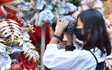 Số ca Covid-19 không ngừng tăng, thiếu nữ Hà Nội vẫn thích thú check-in ở phố Hàng Mã rực màu Giáng sinh