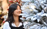 Số ca Covid-19 không ngừng tăng, thiếu nữ Hà Nội vẫn thích thú check-in ở phố Hàng Mã rực màu Giáng sinh