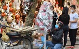 Số ca Covid-19 không ngừng tăng, thiếu nữ Hà Nội vẫn thích thú check-in ở phố Hàng Mã rực màu Giáng sinh