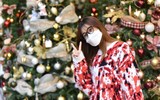 Số ca Covid-19 không ngừng tăng, thiếu nữ Hà Nội vẫn thích thú check-in ở phố Hàng Mã rực màu Giáng sinh