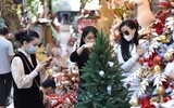 Số ca Covid-19 không ngừng tăng, thiếu nữ Hà Nội vẫn thích thú check-in ở phố Hàng Mã rực màu Giáng sinh