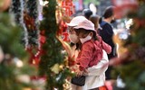 Số ca Covid-19 không ngừng tăng, thiếu nữ Hà Nội vẫn thích thú check-in ở phố Hàng Mã rực màu Giáng sinh