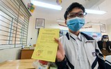 Phụ huynh sốt ruột chờ con trong ngày đầu Hà Nội tiêm vaccine phòng Covid-19 cho học sinh lớp 8 và 7