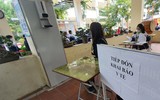 Phụ huynh sốt ruột chờ con trong ngày đầu Hà Nội tiêm vaccine phòng Covid-19 cho học sinh lớp 8 và 7
