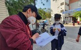 Phụ huynh sốt ruột chờ con trong ngày đầu Hà Nội tiêm vaccine phòng Covid-19 cho học sinh lớp 8 và 7