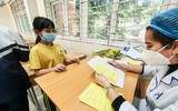Phụ huynh sốt ruột chờ con trong ngày đầu Hà Nội tiêm vaccine phòng Covid-19 cho học sinh lớp 8 và 7