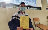 Phụ huynh sốt ruột chờ con trong ngày đầu Hà Nội tiêm vaccine phòng Covid-19 cho học sinh lớp 8 và 7