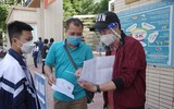 Phụ huynh sốt ruột chờ con trong ngày đầu Hà Nội tiêm vaccine phòng Covid-19 cho học sinh lớp 8 và 7