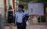 Phụ huynh sốt ruột chờ con trong ngày đầu Hà Nội tiêm vaccine phòng Covid-19 cho học sinh lớp 8 và 7