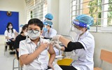 Phụ huynh sốt ruột chờ con trong ngày đầu Hà Nội tiêm vaccine phòng Covid-19 cho học sinh lớp 8 và 7