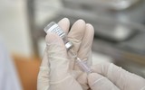 Phụ huynh sốt ruột chờ con trong ngày đầu Hà Nội tiêm vaccine phòng Covid-19 cho học sinh lớp 8 và 7