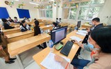 Phụ huynh sốt ruột chờ con trong ngày đầu Hà Nội tiêm vaccine phòng Covid-19 cho học sinh lớp 8 và 7