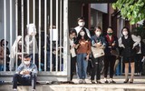 Phụ huynh sốt ruột chờ con trong ngày đầu Hà Nội tiêm vaccine phòng Covid-19 cho học sinh lớp 8 và 7