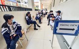 Phụ huynh sốt ruột chờ con trong ngày đầu Hà Nội tiêm vaccine phòng Covid-19 cho học sinh lớp 8 và 7