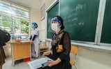 Phụ huynh sốt ruột chờ con trong ngày đầu Hà Nội tiêm vaccine phòng Covid-19 cho học sinh lớp 8 và 7