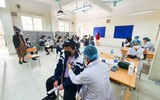 Phụ huynh sốt ruột chờ con trong ngày đầu Hà Nội tiêm vaccine phòng Covid-19 cho học sinh lớp 8 và 7