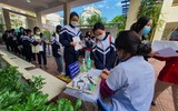 Phụ huynh sốt ruột chờ con trong ngày đầu Hà Nội tiêm vaccine phòng Covid-19 cho học sinh lớp 8 và 7