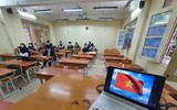 Hình ảnh mới nhất về ngày đầu tiên học sinh lớp 12 ở trung tâm Hà Nội trở lại trường