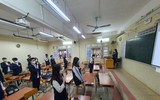 Hình ảnh mới nhất về ngày đầu tiên học sinh lớp 12 ở trung tâm Hà Nội trở lại trường