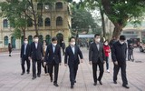 Hình ảnh mới nhất về ngày đầu tiên học sinh lớp 12 ở trung tâm Hà Nội trở lại trường