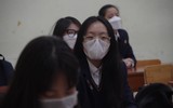Hình ảnh mới nhất về ngày đầu tiên học sinh lớp 12 ở trung tâm Hà Nội trở lại trường
