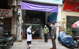 Cận cảnh chăm sóc ca mắc Covid-19 là trẻ em được điều trị tại nhà ở điểm nóng Hàng Thiếc