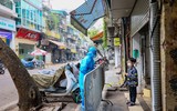 Cận cảnh chăm sóc ca mắc Covid-19 là trẻ em được điều trị tại nhà ở điểm nóng Hàng Thiếc