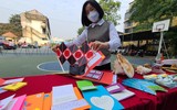 Xúc động hai vạn lá thư vượt sóng của các em học sinh gửi chú bộ đội nơi đảo xa