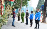 Theo chân lực lượng tuần tra, xử phạt người không đeo khẩu trang chụp ảnh check-in nơi công cộng ở Hà Nội