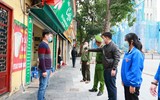 Theo chân lực lượng tuần tra, xử phạt người không đeo khẩu trang chụp ảnh check-in nơi công cộng ở Hà Nội