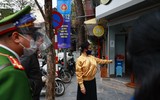 Theo chân lực lượng tuần tra, xử phạt người không đeo khẩu trang chụp ảnh check-in nơi công cộng ở Hà Nội