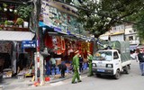 Theo chân lực lượng tuần tra, xử phạt người không đeo khẩu trang chụp ảnh check-in nơi công cộng ở Hà Nội