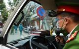 Theo chân lực lượng tuần tra, xử phạt người không đeo khẩu trang chụp ảnh check-in nơi công cộng ở Hà Nội