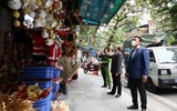 Theo chân lực lượng tuần tra, xử phạt người không đeo khẩu trang chụp ảnh check-in nơi công cộng ở Hà Nội
